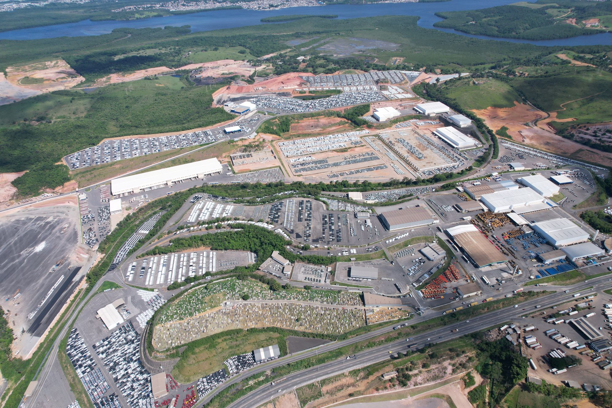Vista aérea da estrutura e operações do grupo